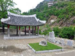 Sami Pavilion and Stone Lion of Samidong