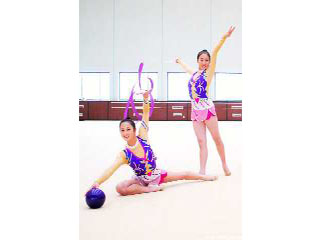 Rhythmic gymnastic players